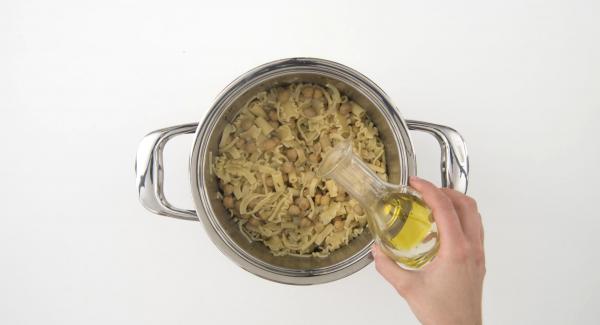 Al suono di Audiotherm, rimuovere l’Unità da Navigenio e aspettare che Secuquick si apra da solo. Mescolare quindi la pasta, irrorare con un filo d'olio e servire con un poco di peperoncino.