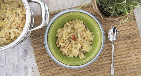 Al suono di Audiotherm, rimuovere l’Unità da Navigenio e aspettare che Secuquick si apra da solo. Mescolare quindi la pasta, irrorare con un filo d'olio e servire con un poco di peperoncino.