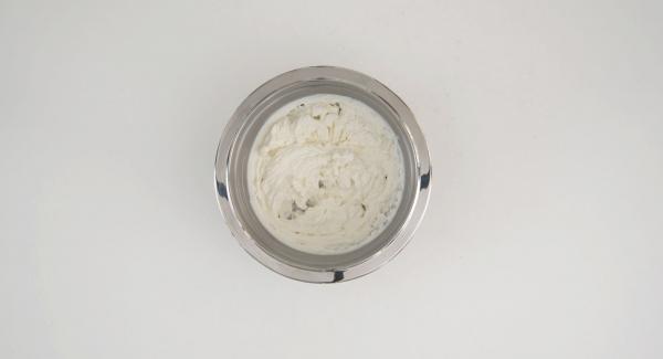 Mettere in un bacinella la ricotta e la panna e mescolare con l'aiuto di un mixer. Unire al composto lo zucchero, lo zucchero a velo, la vanillina e la fecola di patate.