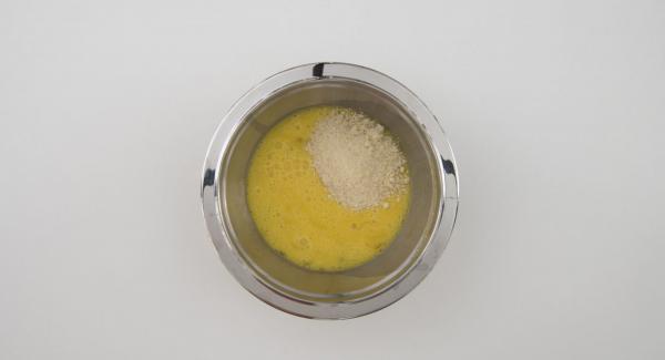 In una bacinella, sbattere le uova. Unire il parmigiano grattugiato e insaporire con sale e pepe.