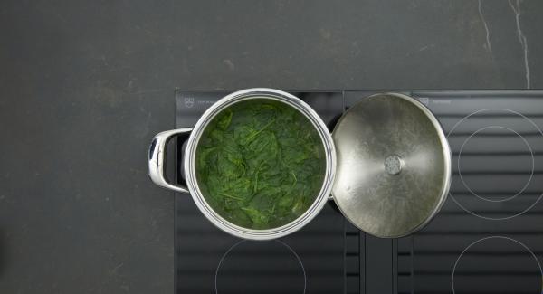 Impostare il fornello al massimo, scaldare fino alla finestra “verdura”, abbassare il livello e cuocere per ca. 2 minuti utilizzando Audiotherm. Lasciar raffreddare gli spinaci e pressarli bene in un colino.