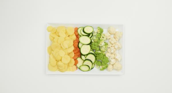 Preparare le patate e le verdure e tagliarle a fette sottili o a rosette. Disporle come si preferisce in NonSoloForno e, versarvi sopra il composto di latte e panna e coprire.