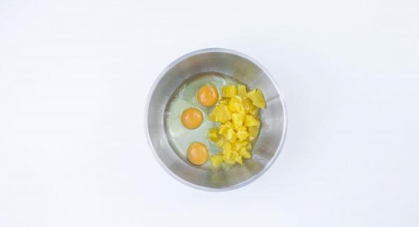 Sbucciare e tagliare l'arancia a dadini. Aggiungere le uova, l'olio, lo yogurt e lo zucchero. Tritare il tutto.