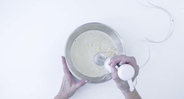 Sbucciare e tagliare l'arancia a dadini. Aggiungere le uova, l'olio, lo yogurt e lo zucchero. Tritare il tutto.