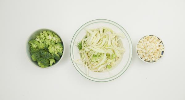 Pulire i broccoli e dividerli a rosette, tagliare gli steli a dadini. Pelare il sedano rapa e tagliare anch’esso a dadini. Pulire i finocchi e tagliarli a striscioline.
