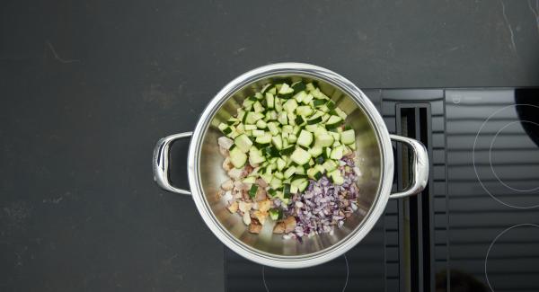Rimuovere il coperchio e girare la carne. Aggiungere la verdura e cuocere brevemente. Quindi, aggiungere i pomodori e il brodo.