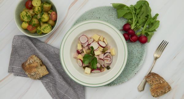 Mescolare tutti gli ingredienti con la salsa e lasciar macerare per almeno due ore. Aggiustare di sale e pepe prima di servire.