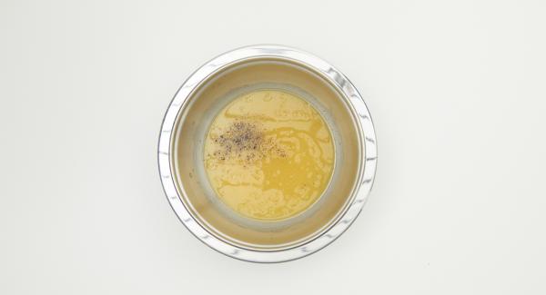 Riscaldare 150 ml di brodo di carne. Unire il brodo con olio, aceto, senape, miele e sale, infine pepare.