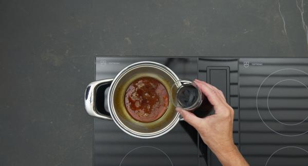 Mescolare il vino rosso e l’acqua e versarlo con cautela nel caramello.