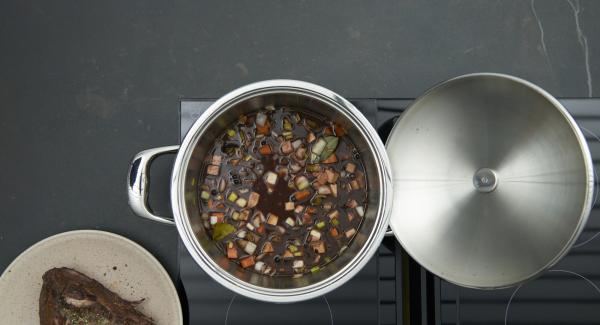 Rosolare le verdure, aggiungere la conserva di pomodoro e rosolare il tutto. Aggiungere la carne, quindi irrorare il tutto con la marinata e il brodo di carne