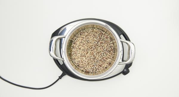 Nell'unità di cottura mescolare la quinoa e 500 ml di brodo vegetale e coprire con Secuquick. Impostare Navigenio in modalità "A", su Audiotherm impostare il programma “P” (= 20 secondi), applicarlo e ruotarlo fino a visualizzare il simbolo soft.