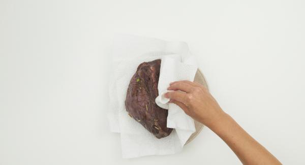 Tamponare la carne con carta da cucina per asciugarla. Al suono di Audiotherm, abbassare il livello e rosolare la carne su tutti i lati, estrarla e condirla.