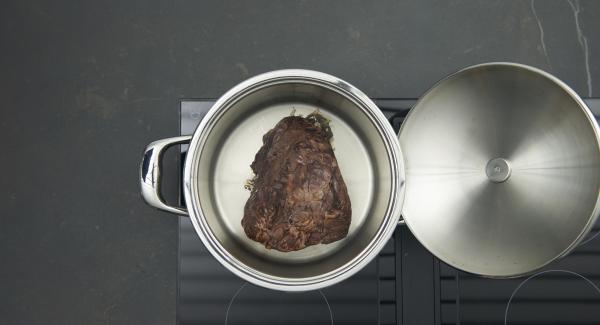 Tamponare la carne con carta da cucina per asciugarla. Al suono di Audiotherm, abbassare il livello e rosolare la carne su tutti i lati, estrarla e condirla.