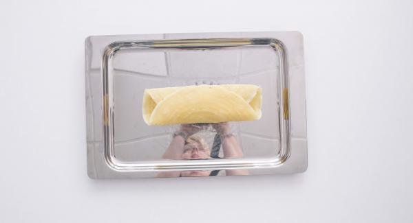 Riempire le crespelle con il ripieno ai frutti di mare. Mettere le crespelle nell'unità 24 cm e condire a piacere. Scaldare leggermente e servire.