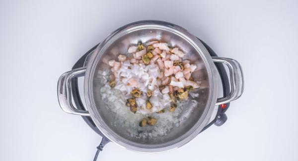 Al suono di Audiotherm, abbassare Navigenio a livello 2. Togliere il coperchio, aggiungere l'olio e i frutti di mare.