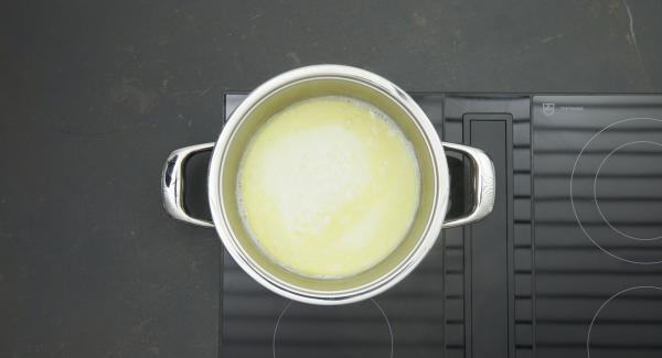 Mettere il burro nell'unità di cottura, disporla sul fornello impostato a livello massimo, aggiungere lo zucchero e il latte rimasti. Portare a bollore e togliere dal fornello.