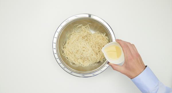 Cuocere la pasta in acqua salata seguendo le istruzioni riportate sulla confezione, scolarla al dente e condirla con l’olio.