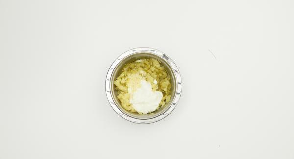 Al composto di patate amalgamare il succo di limone, l’aceto, l’olio d’oliva e lo yogurt.