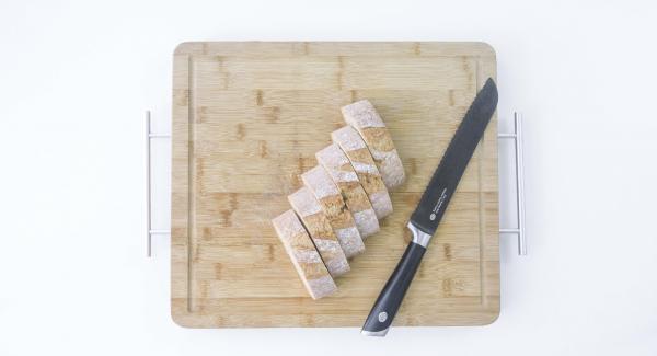 Tagliare il pane a fette di circa 2 dita di spessore; posizionare le fette in una pirofila.