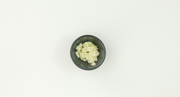 Tagliare la cipolla a dadini con l'aiuto del Tritamix. Tagliare l'aglio a striscioline.