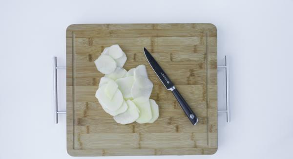 Lavare e tagliare la mela a fettine più sottili possibile.