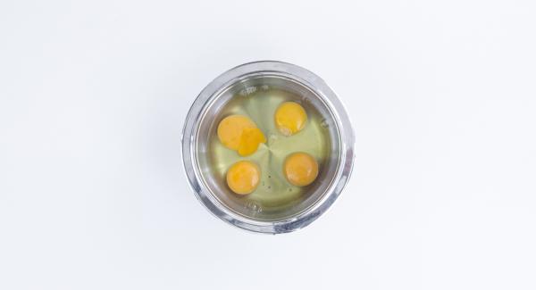 Sbattere le uova, lo zucchero (12 cucchiai) e il lievito sino ad ottenere una consistenza soffice.