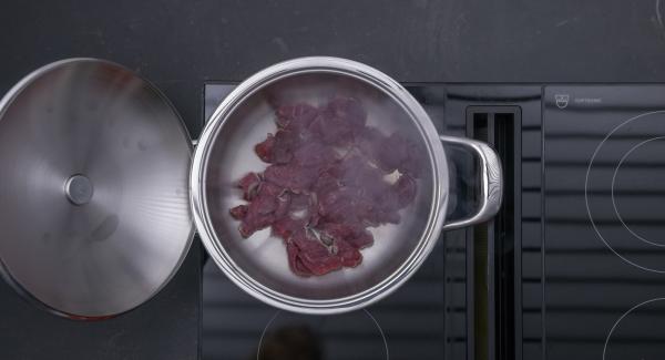 Al suono di Audiotherm, abbassare il calore, rosolare la carne in
porzioni, estrarla, condirla con sale e pepe e tenerla in caldo.