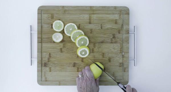 Tagliare i limoni a fette non troppo sottili.