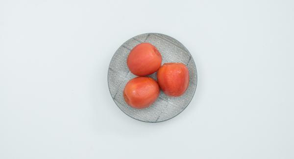 Scottare i pomodori in acqua bollente, spellarli e tagliarli a dadini.
Ungere d’olio l’inserto forato.