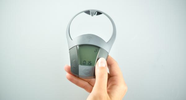 Mescolare le verdure e metterle, ancora bagnate, nell’Unità di cottura. Impostare Navigenio sulla modalità "A", inserire il tempo di cottura di 15 minuti su Audiotherm, applicarlo su Visiotherm e ruotarlo finché appare il simbolo “verdura”.