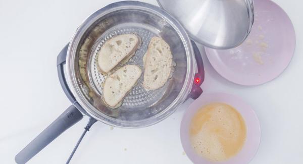 Bagnare il pane nelle uova sbattute, metterlo nella padella e cuocere circa un minuto per ogni lato.