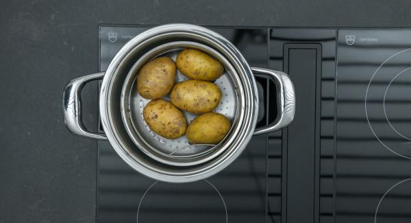 Versare una tazza d’acqua nell’unità di cottura. Lavare accuratamente le patate e trasferirle nell’inserto Softiera, che sarà poi inserito nell’unità di cottura. Chiudere l'unità con Secuquick.