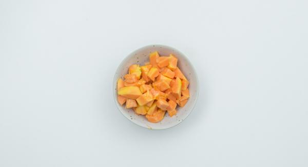 Sbucciare la papaya, tagliarla a metà, rimuovere il nocciolo aiutandosi
con un cucchiaio e tagliare la polpa a dadini. Togliere il cosciotto di
agnello e farlo riposare avvolto in un foglio di alluminio. Passare a un
colino il fondo di cottura e la verdura e cuocere a fuoco vivo per qualche minuto.