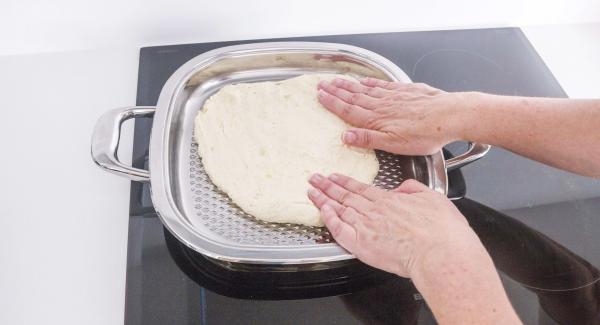 Ungere Arondo con una goccia d'olio. Mettere l'impasto al suo interno e stenderlo bene fino a coprire tutta l'unità, con le mani bagnate.