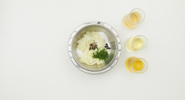 Tagliare finemente l'aneto. Sbucciare le cipolle e tagliarle a fettine sottili. Mettere tutti gli ingredienti fino allo zucchero incluso in una bacinella Combi.