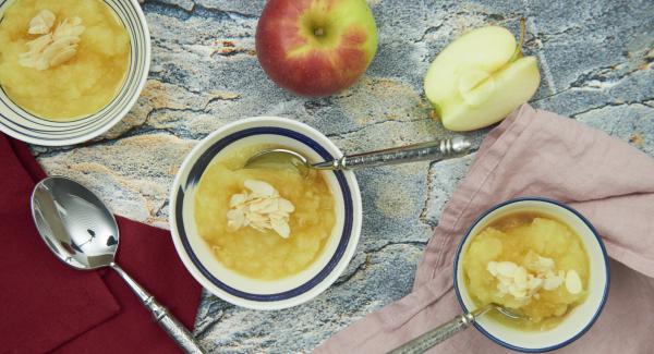 Al termine, frullare grossolanamente le mele con un frullatore a immersione e aggiungere a piacere mandorle, cannella o zucchero.