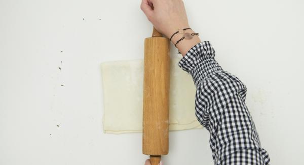 Cospargere metà dell'impasto con rosmarino, parmigiano e sale. Piegare sopra l'altra metà e stenderla con un mattarello. Piegare di nuovo la pasta su se stessa e stenderla. Tagliare la sfoglia in strisce larghe 2 cm.