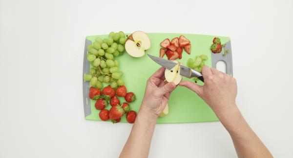 Sbucciare le banane e le arance e tagliarle a fettine o a cubetti con l'aiuto del Coltello Universale. Lavare e tagliare anche le fragole, l'uva e le mele.