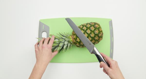 Pulire l'ananas con il Coltello Santoku e tagliarla a dadini.