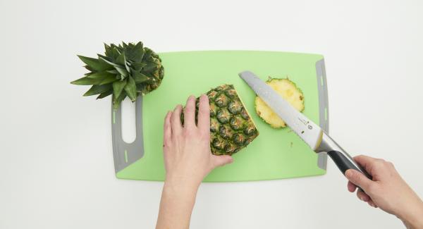 Pulire l'ananas con il Coltello Santoku e tagliarla a dadini.