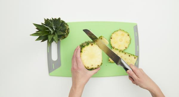 Pulire l'ananas con il Coltello Santoku e tagliarla a dadini.