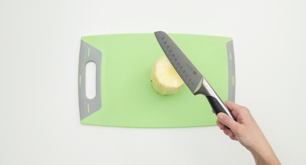 Pulire l'ananas con il Coltello Santoku e tagliarla a dadini.