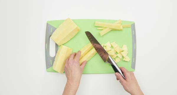 Pulire l'ananas con il Coltello Santoku e tagliarla a dadini.