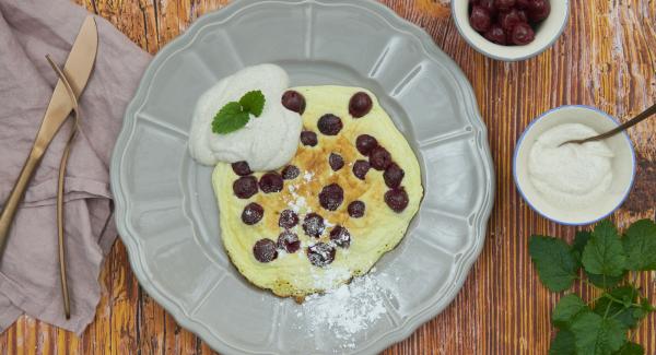 Spolverare i pancake con zucchero a velo e servire tiepidi, con yogurt di accompagnamento.