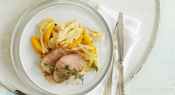 Filetto di maiale su insalatina calda di arance e finocchi