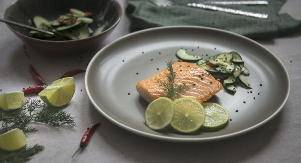 Salmone con insalata di cetrioli e peperoncino 