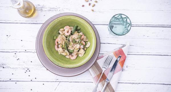 Orecchiette alle cime di asparagi, gamberetti e pistacchio