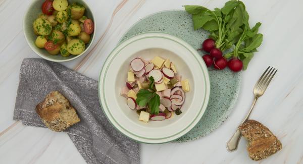 Insalata di wurstel e formaggio