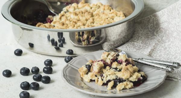 Grande crumble di mele e mirtilli