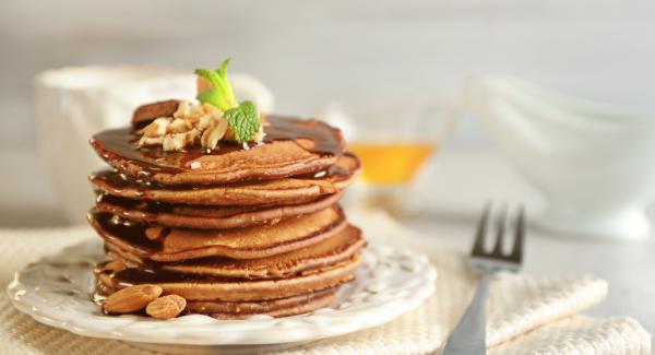 Torre di pancake al cioccolato